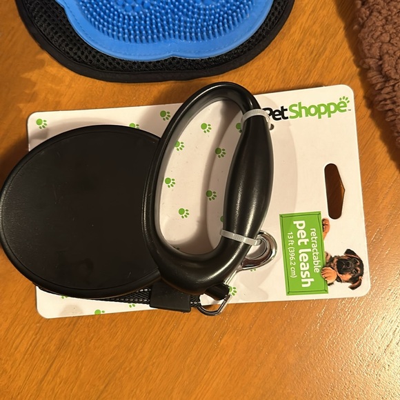 Bear Dog Costume (s), retractable leash, and bath accessories - Picture 5 of 5